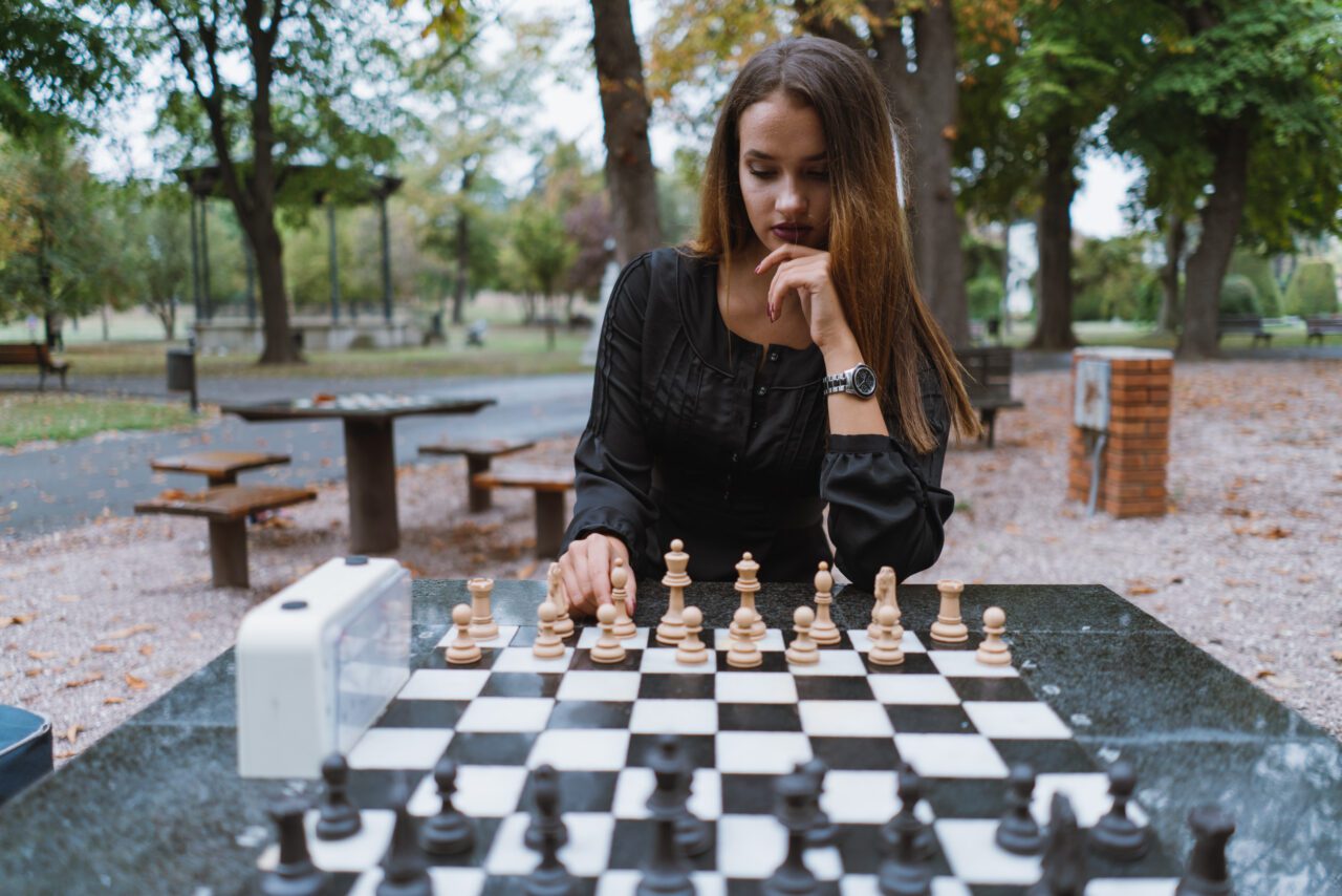 young-woman-playing-chess-e1698161958214